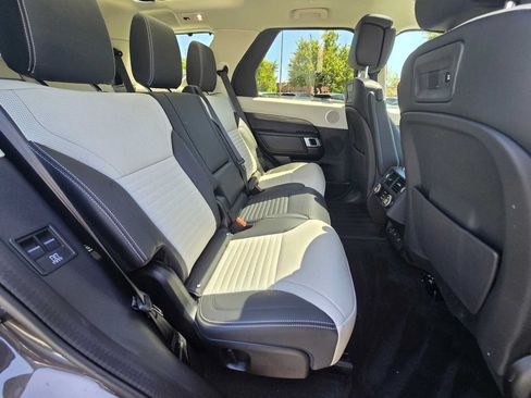 Used 2025 Land Rover Discovery Metropolitan Edition AWD/4WD image 12