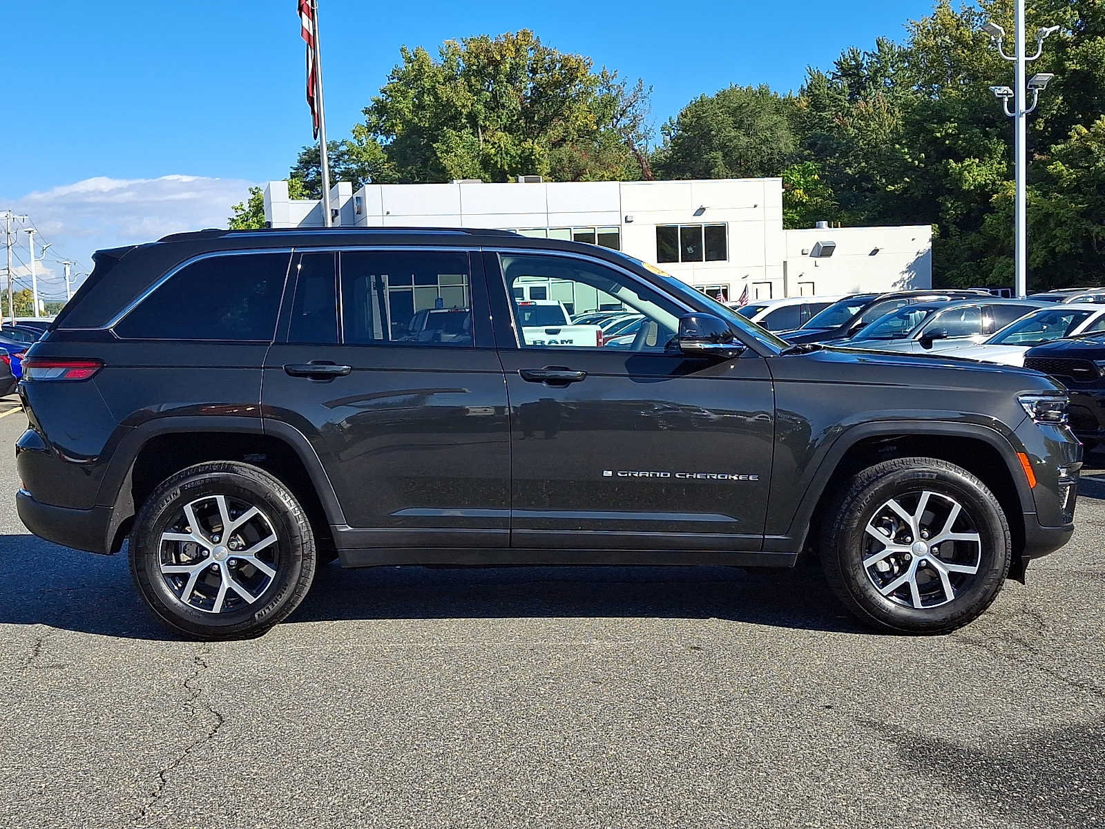 Used 2023 Jeep Grand Cherokee Limited AWD/4WD image 7