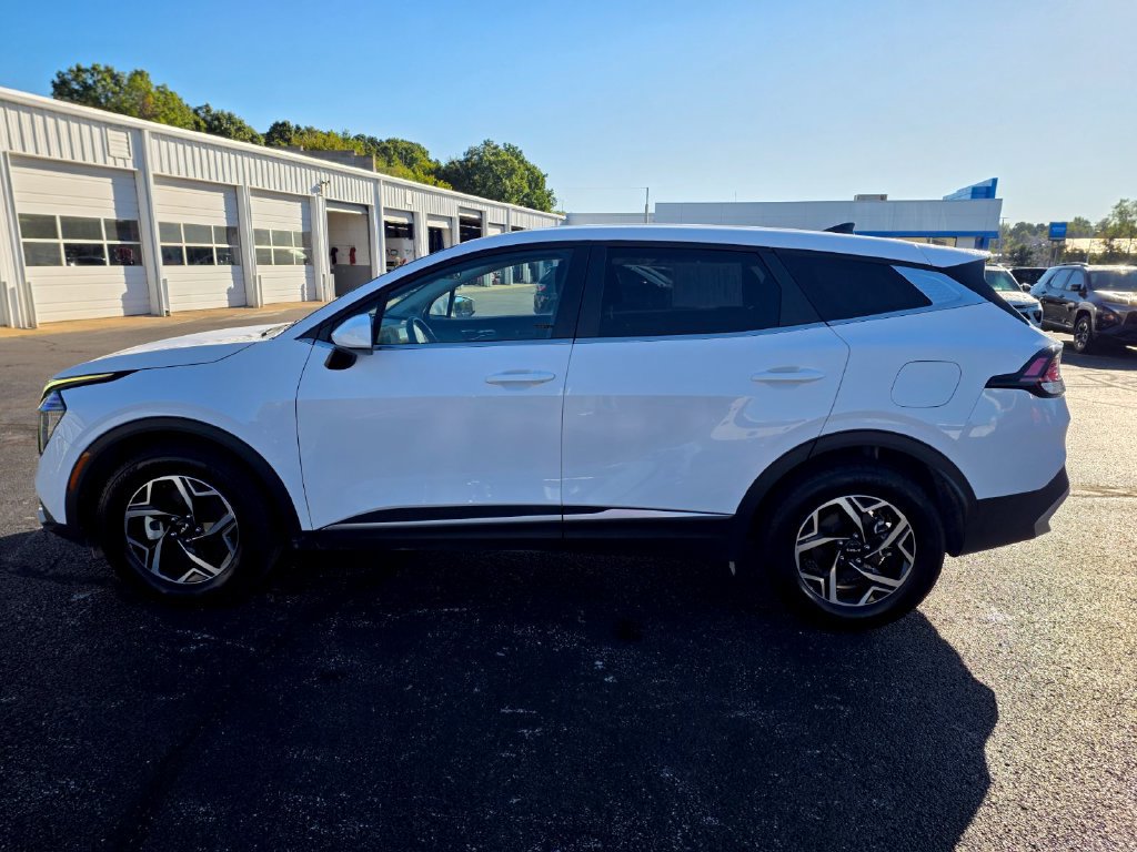 Used 2025 Kia Sportage LX FWD image 5