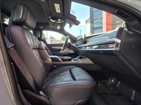 Used 2024 BMW 760i xDrive w/ Executive Package image 21