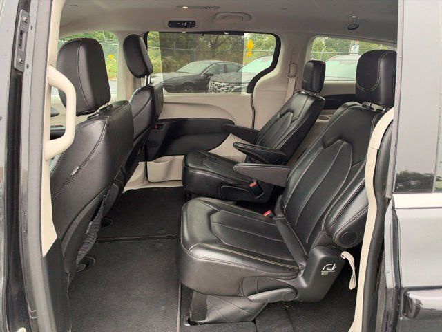 Used 2024 Chrysler Pacifica Touring-L FWD image 18