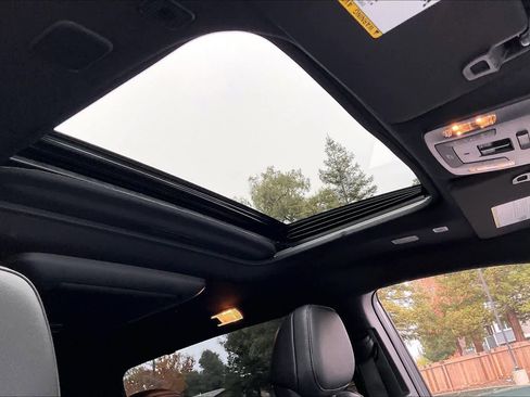 Used 2025 Toyota Sienna Platinum image 25