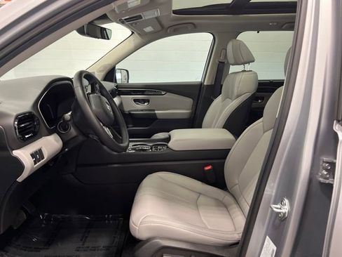 Certified 2025 Honda Pilot Touring image 9