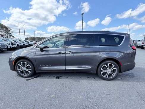 Used 2022 Chrysler Pacifica Pinnacle image 5