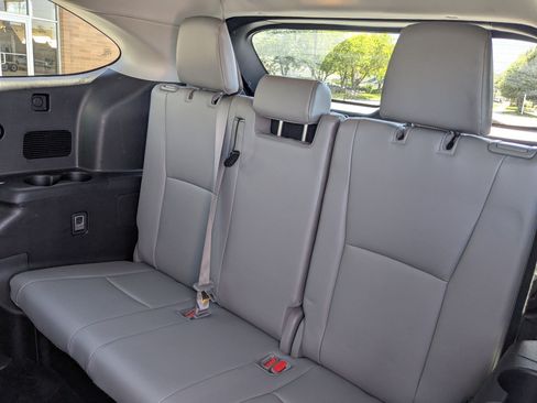 Used 2022 Toyota Highlander XLE AWD/4WD image 35