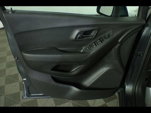Used 2019 Chevrolet Trax LS AWD/4WD image 19