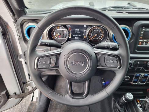 Used 2023 Jeep Gladiator Willys AWD/4WD image 25