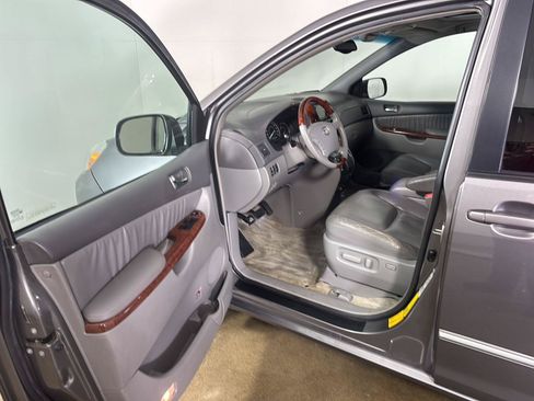 Used 2005 Toyota Sienna XLE Limited w/ XLE Limited Pkg 2 AWD/4WD image 2