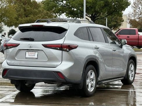 Used 2024 Toyota Highlander LE image 4