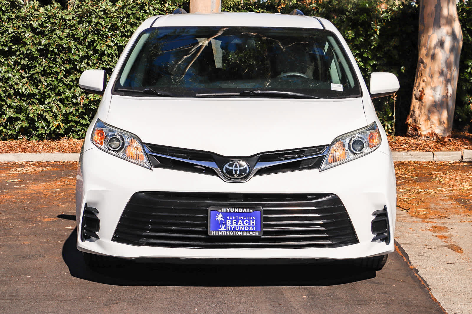 Used 2018 Toyota Sienna LE w/ Carpet Mat Package FWD image 2