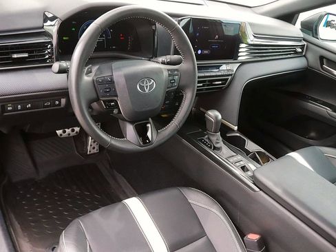 Used 2025 Toyota Camry SE image 12