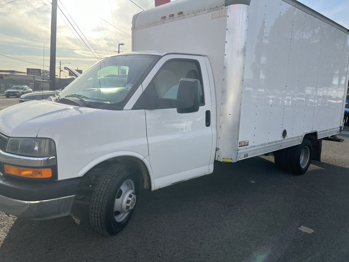 Used 2016 Chevrolet Express 3500 RWD image 3