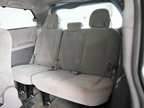 Used 2018 Toyota Sienna LE w/ Carpet Mat Package image 31