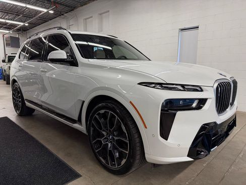 Used 2024 BMW X7 xDrive40i w/ Executive Package image 3