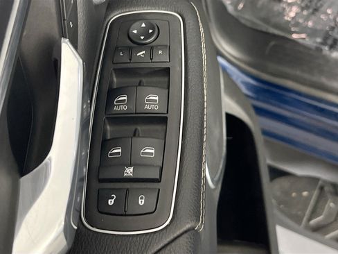 Used 2023 RAM 1500 Laramie AWD/4WD image 18
