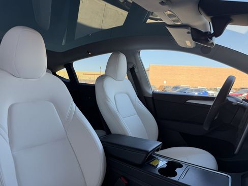 Used 2024 Tesla Model Y 2WD image 43