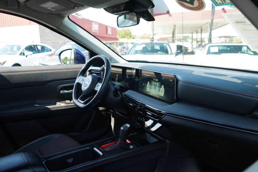 Used 2025 Nissan Kicks SR FWD image 13