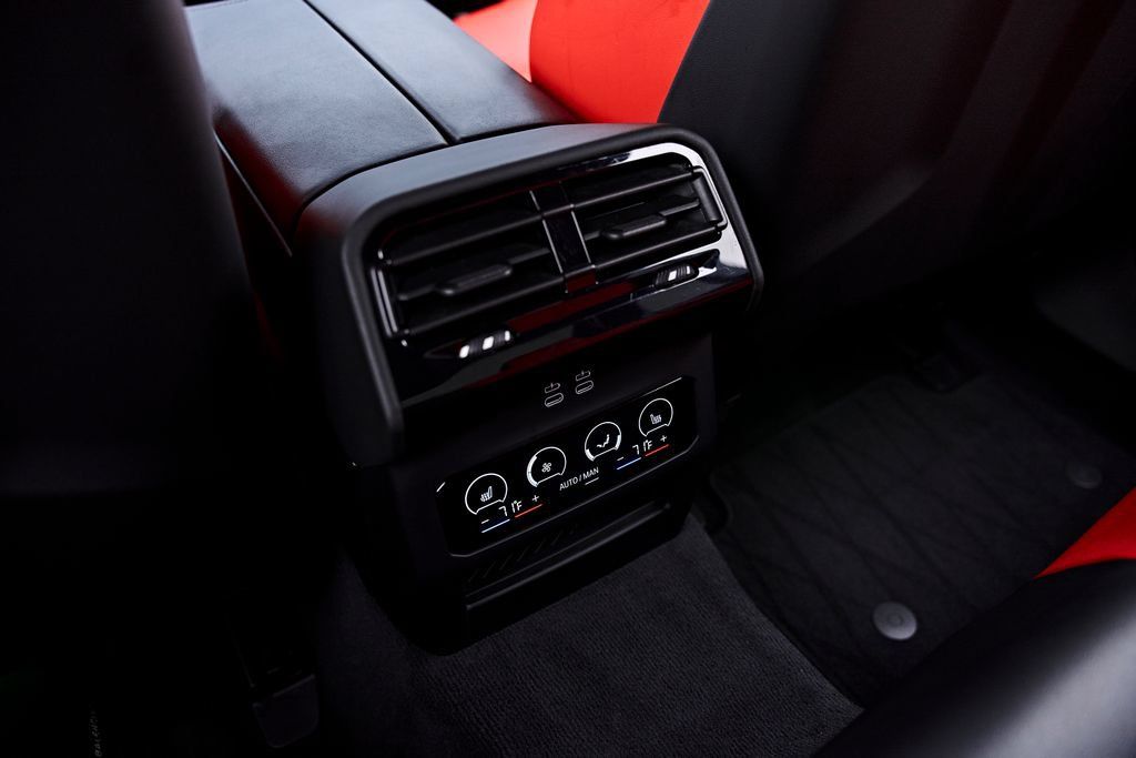 Used 2026 BMW M5 w/ Carbon Package AWD/4WD image 59