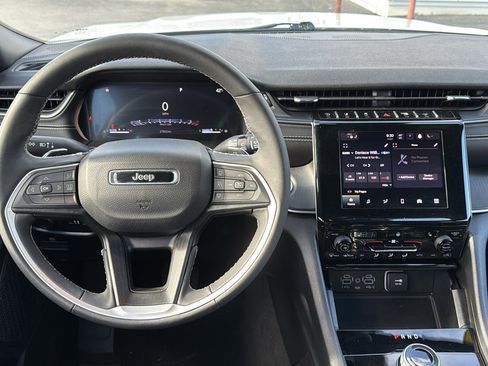 Certified 2024 Jeep Grand Cherokee Altitude image 28