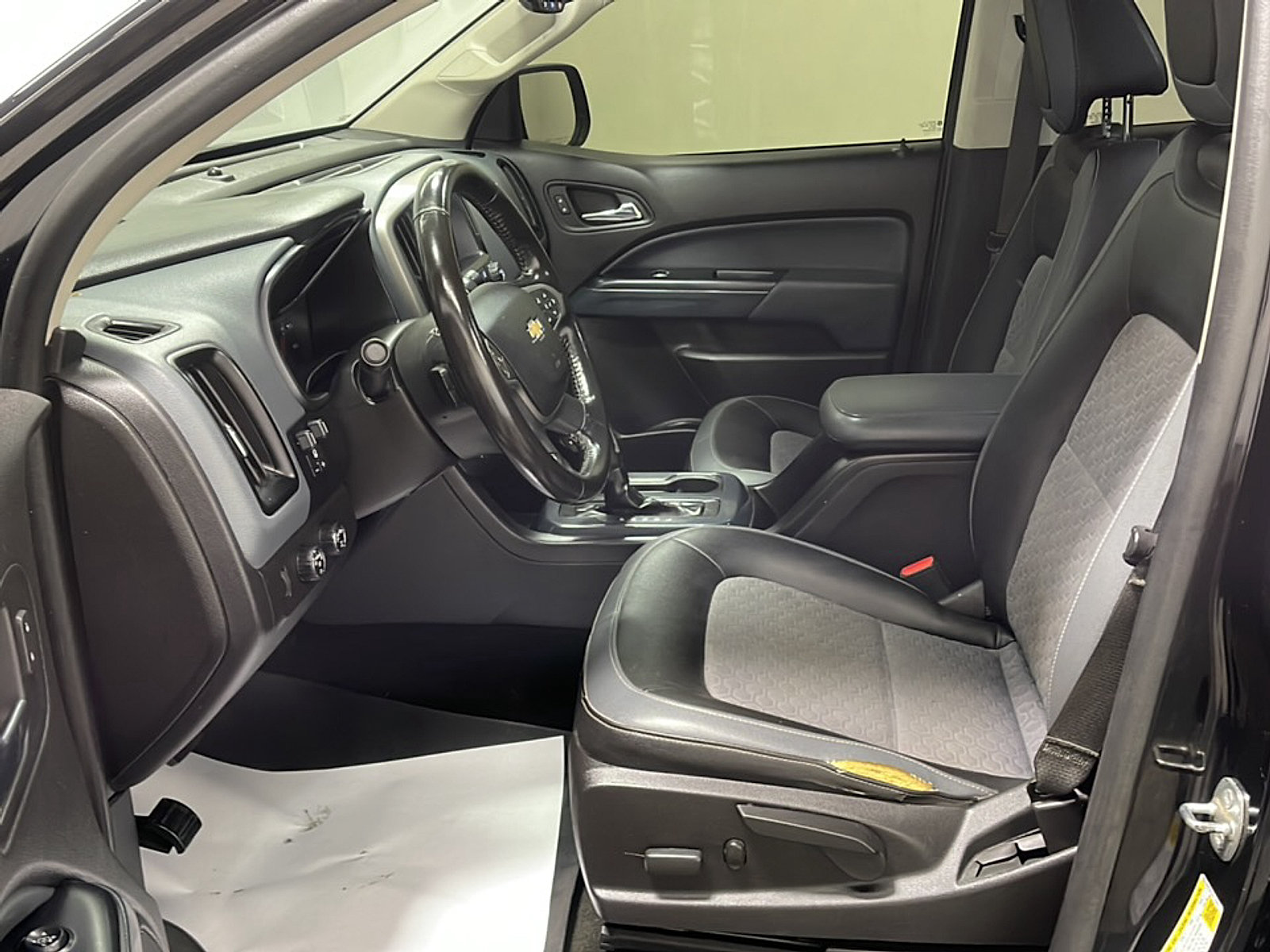 Used 2017 Chevrolet Colorado Z71 AWD/4WD image 2