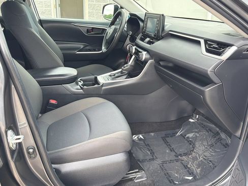 Used 2021 Toyota RAV4 LE AWD/4WD image 9