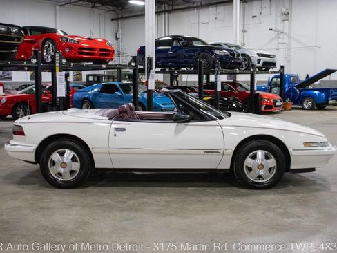 Used 1990 Buick Reatta Base 2dr Convertible image 9