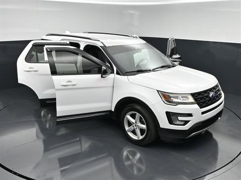Used 2017 Ford Explorer XLT w/ Equipment Group 201A AWD/4WD image 35