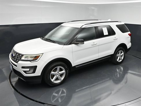Used 2017 Ford Explorer XLT w/ Equipment Group 201A AWD/4WD image 19