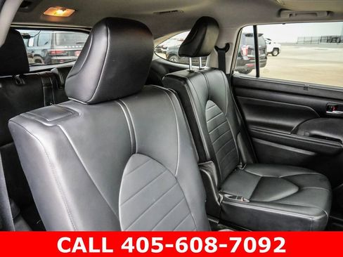 Used 2021 Toyota Highlander XLE AWD/4WD image 23