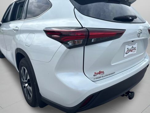 Used 2024 Toyota Highlander XLE FWD image 35