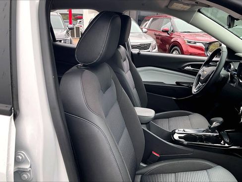 Used 2025 Chevrolet Trax LT w/ LT Convenience Package image 9