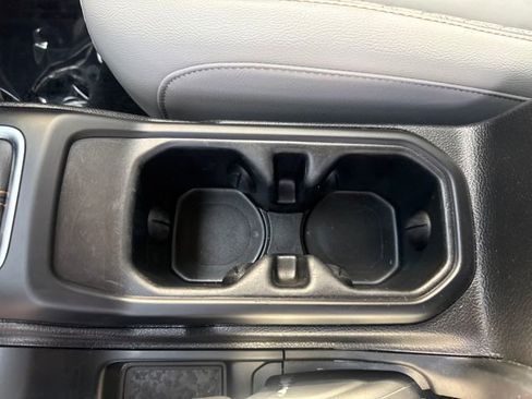 Used 2022 Jeep Wrangler Unlimited Sahara AWD/4WD image 21