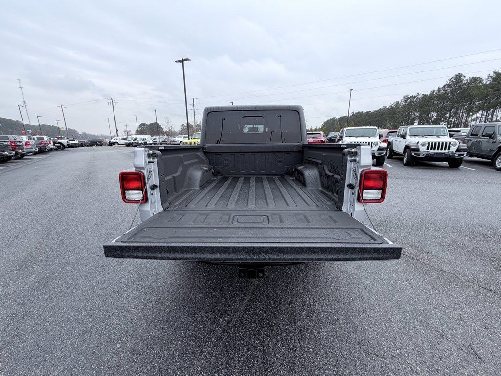 Used 2023 Jeep Gladiator Sport AWD/4WD image 9