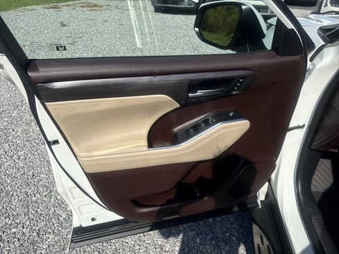 Used 2022 Toyota Highlander Limited FWD image 12