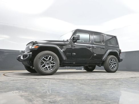Used 2025 Jeep Wrangler Unlimited Sahara AWD/4WD image 35