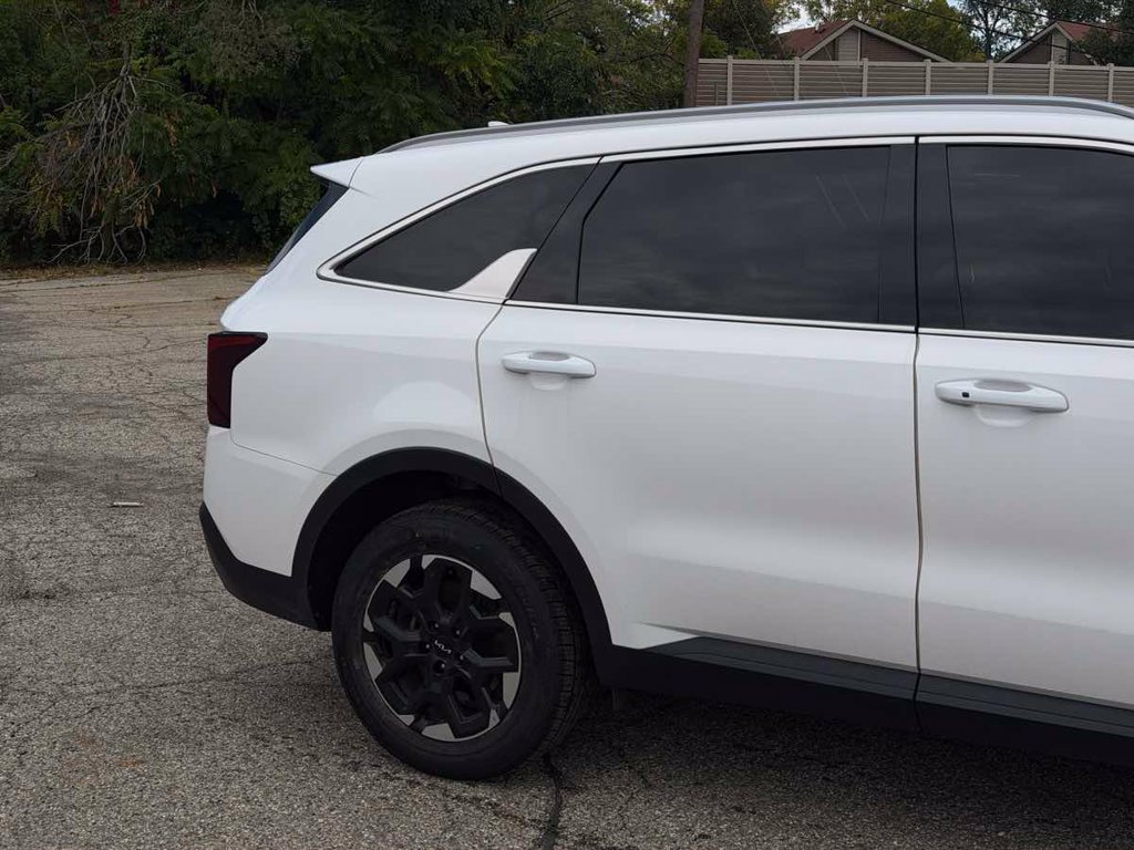 Used 2024 Kia Sorento S AWD/4WD image 3