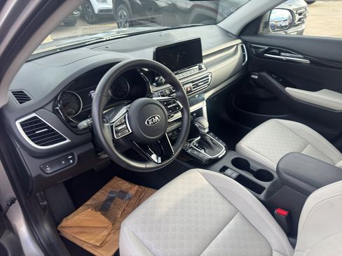 Used 2021 Kia Seltos SX w/ SX Sunroof Package image 6