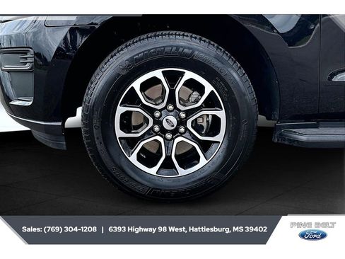 Used 2024 Ford Expedition XLT image 7