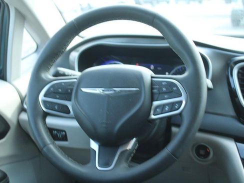 Used 2023 Chrysler Pacifica Touring-L image 14