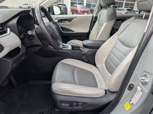 Used 2021 Toyota RAV4 XLE Premium image 10