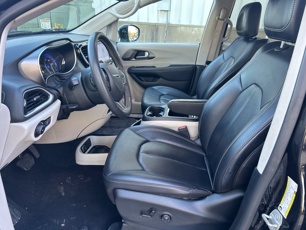 Used 2024 Chrysler Pacifica Touring-L FWD image 14