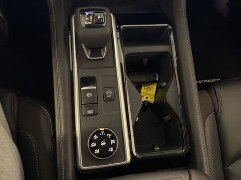 Used 2025 Nissan Pathfinder SL image 23