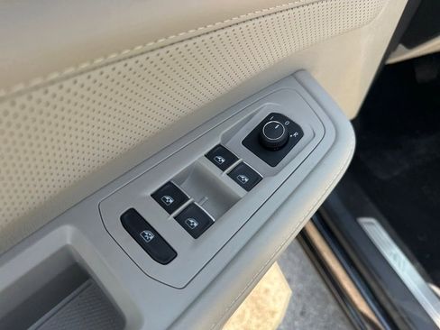 Used 2025 Volkswagen Atlas SE image 12