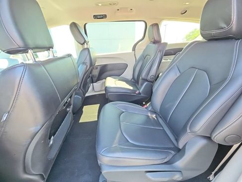 Used 2024 Chrysler Pacifica Limited FWD image 26