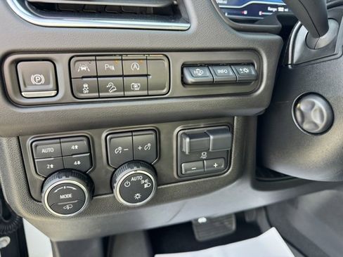 Used 2024 Chevrolet Suburban High Country image 22