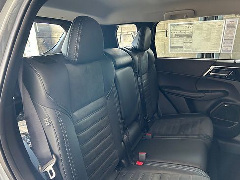 New 2025 Mitsubishi Outlander SE image 29