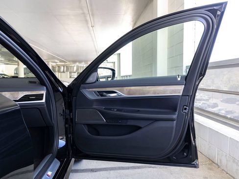 Used 2020 BMW 740i w/ M Sport Package RWD image 27