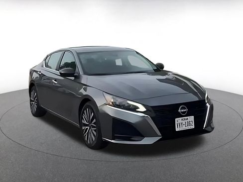 Used 2025 Nissan Altima 2.5 SV image 3