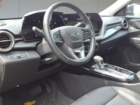 Used 2025 Chevrolet Trax ACTIV w/ Sunroof Package FWD image 8