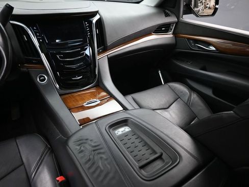 Used 2016 Cadillac Escalade Luxury image 17